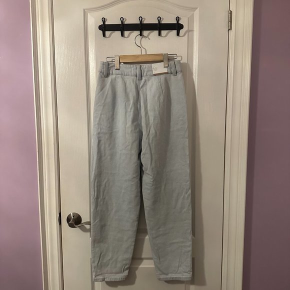 Dynamite Indigo Light Blue ETHSOS | Gigi Ultra High Rise Carrot Leg Jeans - Picture 4 of 6